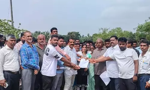 उत्पीड़न के आरोप: माता-पिता ने लेक्चरर को सस्पेंड करने की मांग की उत्पीड़न के आरोप: माता-पिता ने लेक्चरर को सस्पेंड करने की मांग की