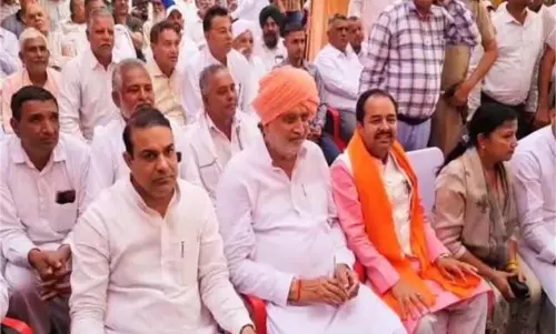 Kaithal: मंच पर कुर्सी विवाद, मंत्री नीचे उतरकर लोगों के बीच बैठे Kaithal: मंच पर कुर्सी विवाद, मंत्री नीचे उतरकर लोगों के बीच बैठे
