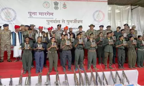 रेड कारपेट बिछाकर सरेंडर नक्सलियों का वेलकम रेड कारपेट बिछाकर सरेंडर नक्सलियों का वेलकम