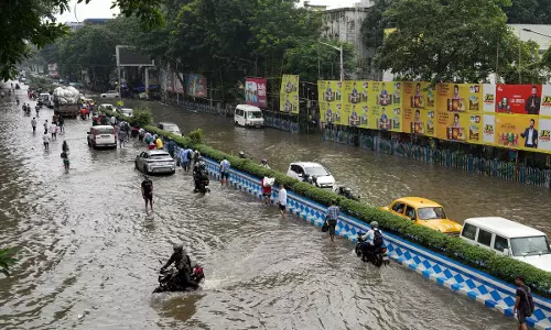 Kolkata: तूफान ‘मान्था’ से दक्षिणी जिलों में भारी बारिश का दौर Kolkata: तूफान ‘मान्था’ से दक्षिणी जिलों में भारी बारिश का दौर