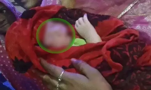 डस्टबिन में मिला एक दिन का नवजात, भूख से बिलख रहा था डस्टबिन में मिला एक दिन का नवजात, भूख से बिलख रहा था