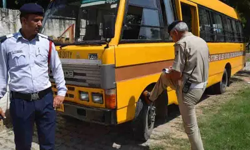 Jalandhar: चेकिंग के दौरान तीन स्कूल बसों का चालान Jalandhar: चेकिंग के दौरान तीन स्कूल बसों का चालान