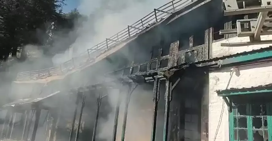 Shimla: शिमला में आग का तांडव, 135 साल पुराना लॉज जलकर खाक Shimla: शिमला में आग का तांडव, 135 साल पुराना लॉज जलकर खाक