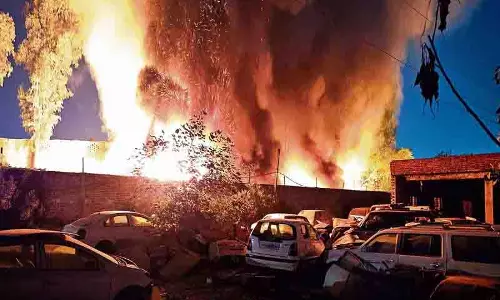 Jalandhar: रबर स्क्रैप गोदाम जलकर खाक Jalandhar: रबर स्क्रैप गोदाम जलकर खाक