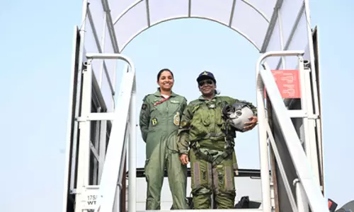 राष्ट्रपति मुर्मू ने राफेल पायलट के साथ खिंचवाई तस्वीर राष्ट्रपति मुर्मू ने राफेल पायलट के साथ खिंचवाई तस्वीर