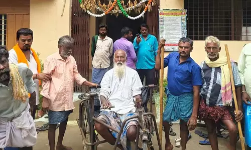 फ्री चेक-अप कैंप: विकलांग लोगों को सीढ़ियां चढ़ने में दिक्कत होती है फ्री चेक-अप कैंप: विकलांग लोगों को सीढ़ियां चढ़ने में दिक्कत होती है