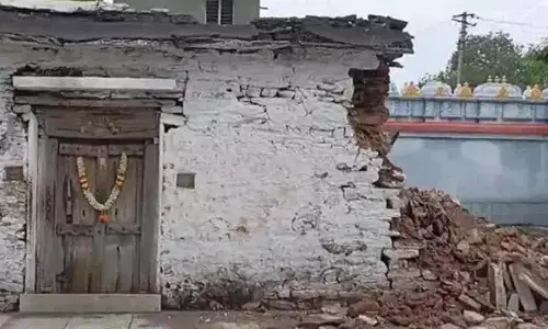 चक्रवात मोन्था का असर.. Brahmamgari आवास ढहा चक्रवात मोन्था का असर.. Brahmamgari आवास ढहा