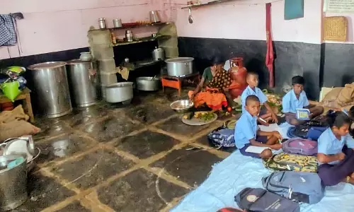 एक ही कमरे में खाना और पढ़ाई: बेतागेरी स्कूल बेसिक सुविधाओं की कमी से जूझ रहा एक ही कमरे में खाना और पढ़ाई: बेतागेरी स्कूल बेसिक सुविधाओं की कमी से जूझ रहा