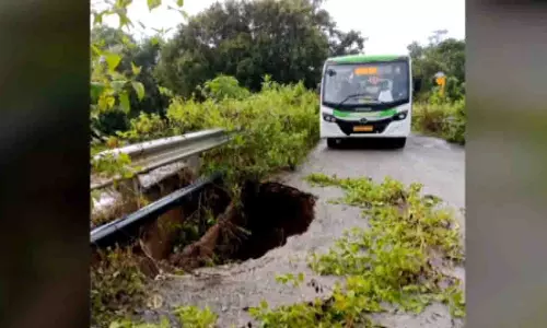 Odisha के गंजम में भारी बारिश के बाद पुल का एक हिस्सा ढह गया, यातायात बाधित Odisha के गंजम में भारी बारिश के बाद पुल का एक हिस्सा ढह गया, यातायात बाधित