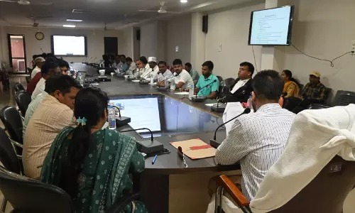 जिला निर्वाचन अधिकारी ने राजनीति दल क़े प्रतिनिधियों क़े साथ की बैठक