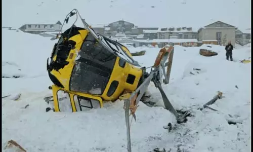 बर्फबारी के बीच बचाव Helicopter एवरेस्ट बेस कैंप के पास दुर्घटनाग्रस्त