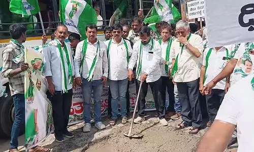 कोप्पा: JDS ने सड़क के गड्ढों को लेकर सड़क जाम कर विरोध प्रदर्शन किया कोप्पा: JDS ने सड़क के गड्ढों को लेकर सड़क जाम कर विरोध प्रदर्शन किया