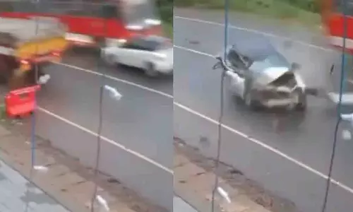 मलप्पुरम में ट्रक ओवरटेक के प्रयास में कार बस से टकराई मलप्पुरम में ट्रक ओवरटेक के प्रयास में कार बस से टकराई