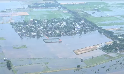 Cyclone Months ने तटीय आंध्र में तबाही मचाई, दो लोगों की मौत Cyclone Months ने तटीय आंध्र में तबाही मचाई, दो लोगों की मौत