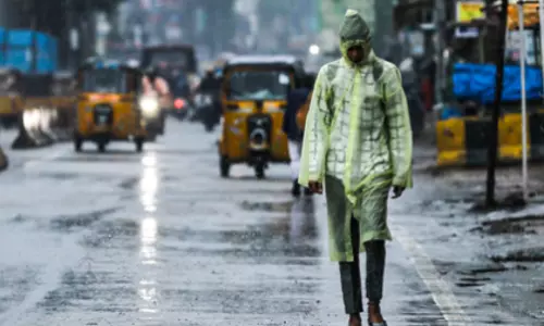 चक्रवात मोन्था के प्रभाव से तेलंगाना में भारी बारिश, हाई अलर्ट जारी चक्रवात मोन्था के प्रभाव से तेलंगाना में भारी बारिश, हाई अलर्ट जारी