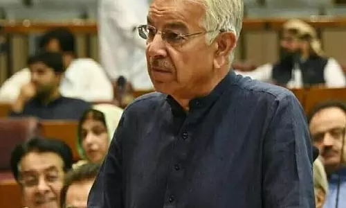 तालिबान पर गरजे पाक रक्षा मंत्री, कहा – पाकिस्तान की दृढ़ता को कम न आंके