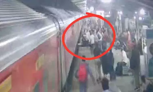 जबलपुर स्टेशन पर अमरावती एक्सप्रेस में चढ़ते समय यात्री रेल पटरी पर फिसला