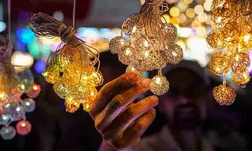 Indore: दिवाली की लाइटें उतारते समय करंट लगने से युवक की मौत