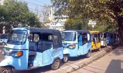 E-auto, ई-रिक्शा संचालकों ने क्षेत्रीय प्रतिबंधों का विरोध किया, कदम को जनविरोधी बताया