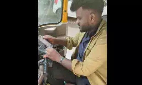 Bengaluru में प्रतीक्षा समय को लेकर ऑटो चालक और महिला यात्री में झड़प Bengaluru में प्रतीक्षा समय को लेकर ऑटो चालक और महिला यात्री में झड़प