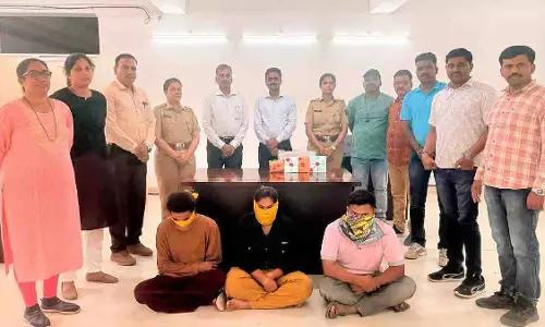 Pune: मेफेड्रोन तस्करी के आरोप में तीन गिरफ्तार, एक ट्रांसजेंडर शामिल Pune: मेफेड्रोन तस्करी के आरोप में तीन गिरफ्तार, एक ट्रांसजेंडर शामिल