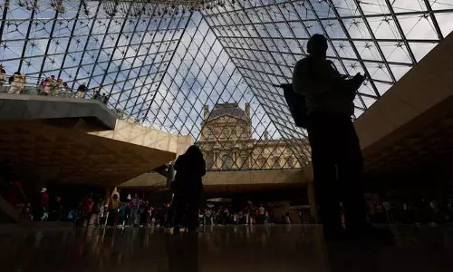 Louvre Museum हीरे चोरी केस में दो लोग हो सकते हैं आरोपित Louvre Museum हीरे चोरी केस में दो लोग हो सकते हैं आरोपित