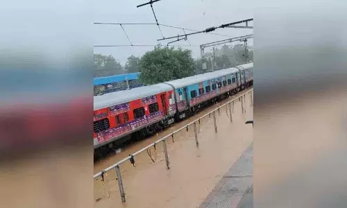 भारी बारिश के कारण गोलकुंडा एक्सप्रेस दोर्नाकल रेलवे स्टेशन पर रुकी भारी बारिश के कारण गोलकुंडा एक्सप्रेस दोर्नाकल रेलवे स्टेशन पर रुकी