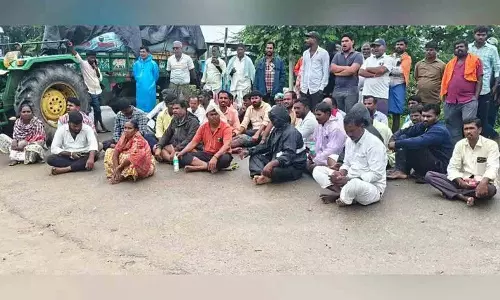 कपास की खरीद ठप.. किसानों का सड़क पर प्रदर्शन, भारी traffic जाम कपास की खरीद ठप.. किसानों का सड़क पर प्रदर्शन, भारी traffic जाम