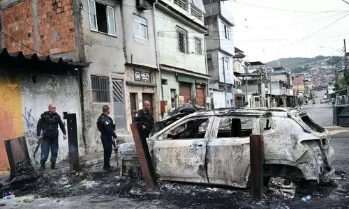 Rio favelas में पुलिस ऑपरेशन के बाद 40 से ज़्यादा शव सार्वजनिक जगह पर रखे गए Rio favelas में पुलिस ऑपरेशन के बाद 40 से ज़्यादा शव सार्वजनिक जगह पर रखे गए