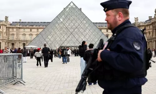 लूव्र चोरी के बाद  Paris पुलिस ने सुरक्षा कमियों को स्वीकार किया