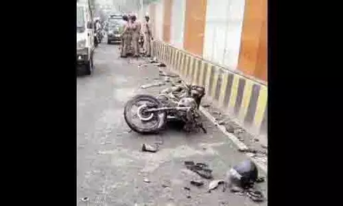 Prayagraj में कार ने तीन बाइकों को टक्कर मारी, एक की मौत, तीन घायल Prayagraj में कार ने तीन बाइकों को टक्कर मारी, एक की मौत, तीन घायल