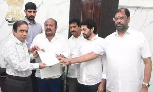 BRS ने रेवंत रेड्डी के खिलाफ चुनाव आयोग में शिकायत दर्ज की BRS ने रेवंत रेड्डी के खिलाफ चुनाव आयोग में शिकायत दर्ज की