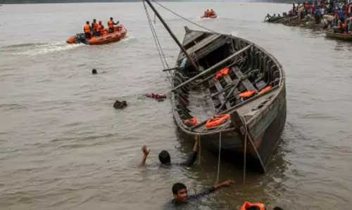 BIG BREAKING: नदी में नाव पलटी, 10 लापता