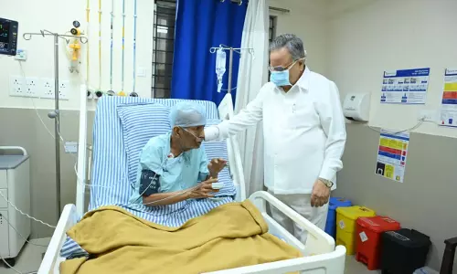 डॉ. रमन सिंह ने अस्पताल में मुलाकात कर जानी साहित्यकार विनोद कुमार शुक्ल की तबीयत
