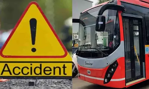 Mumbai: मुलुंड में तेज रफ्तार बेस्ट बस की टक्कर से 81 वर्षीय महिला की मौत Mumbai: मुलुंड में तेज रफ्तार बेस्ट बस की टक्कर से 81 वर्षीय महिला की मौत