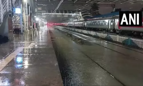 वारंगल रेलवे स्टेशन पानी में डूबा, भारी बारिश से जनजीवन अस्त-व्यस्त वारंगल रेलवे स्टेशन पानी में डूबा, भारी बारिश से जनजीवन अस्त-व्यस्त