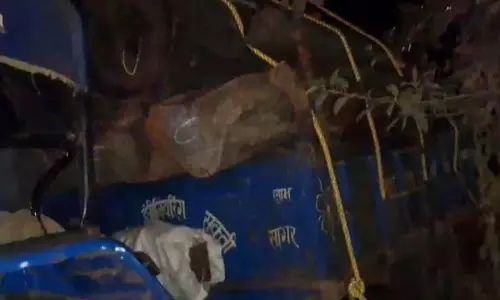 लकड़ी से लदे ट्रैक्टर से स्कूटर की भिड़ंत, एक गंभीर रूप से घायल