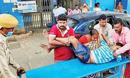 Raiganj में ट्रॉली न मिलने से मरीज की मौत Raiganj में ट्रॉली न मिलने से मरीज की मौत