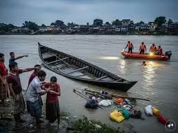 Up News: कौड़ियाला नदी में यात्रियों से भरी नाव डूबी, एक महिला की मौत, 8 लापता Up News: कौड़ियाला नदी में यात्रियों से भरी नाव डूबी, एक महिला की मौत, 8 लापता
