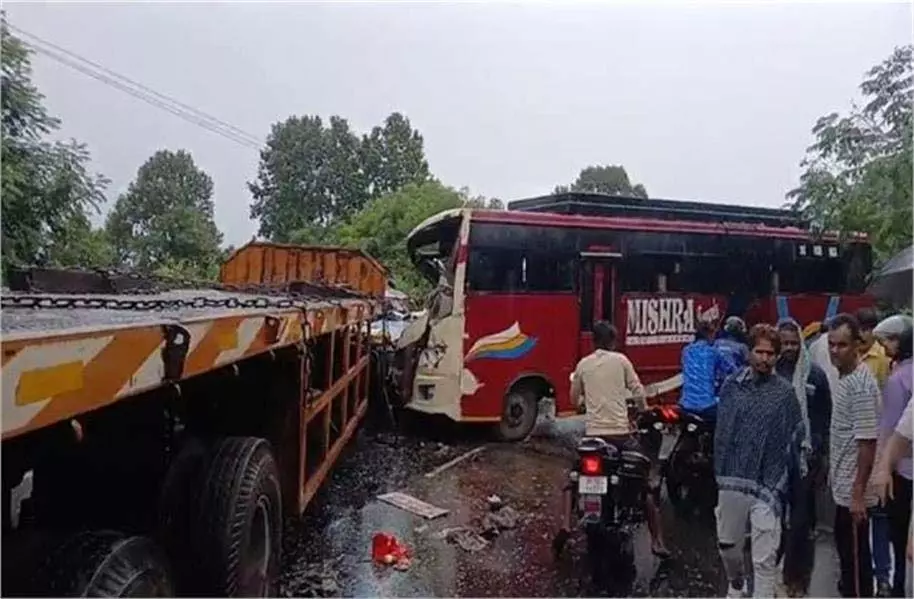 Jharkhand: बस और ट्रेलर की जोरदार टक्कर, यात्री घायल Jharkhand: बस और ट्रेलर की जोरदार टक्कर, यात्री घायल