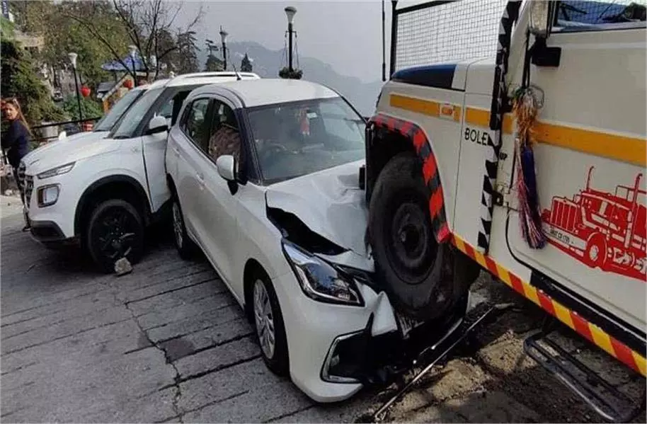 Uttarakhand: अनियंत्रित जीप ने कई वाहनों को रौंदा, मची अफरा-तफरी Uttarakhand: अनियंत्रित जीप ने कई वाहनों को रौंदा, मची अफरा-तफरी