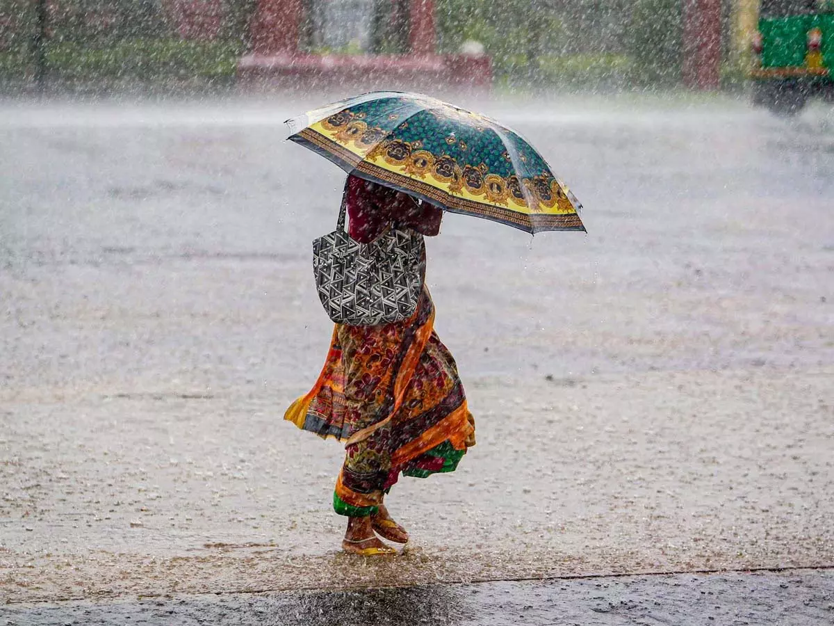 Aaj ka mausam: मोंथा चक्रवात से बिगड़ा मौसम, इन जिलों में होगी भारी बारिश! Aaj ka mausam: मोंथा चक्रवात से बिगड़ा मौसम, इन जिलों में होगी भारी बारिश!