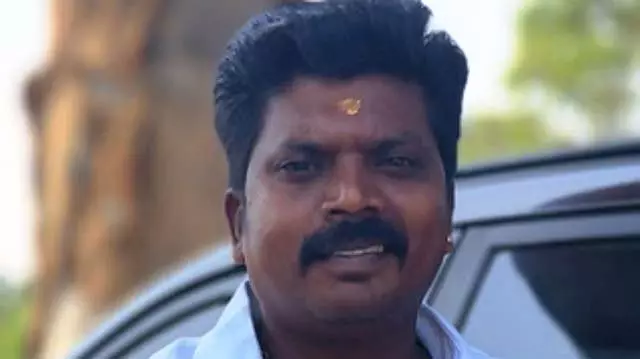 बारिश से गिरे बिजली के तार पर पैर रखने से DMK के एक अधिकारी की मौत हो गई बारिश से गिरे बिजली के तार पर पैर रखने से DMK के एक अधिकारी की मौत हो गई