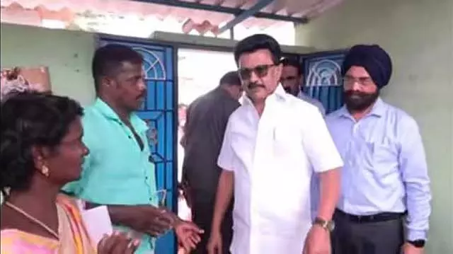 Tamil Nadu : मैं पहला मंत्री हूं जिसने पहले मंत्री योजना के तहत नौकरी पाने वाले एक छात्र के घर का दौरा किया Tamil Nadu : मैं पहला मंत्री हूं जिसने पहले मंत्री योजना के तहत नौकरी पाने वाले एक छात्र के घर का दौरा किया