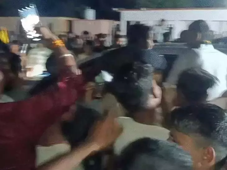 तेज प्रताप यादव का भारी विरोध, RJD समर्थकों ने खदेड़ा...प्रत्याशी पर हमले की भी खबर तेज प्रताप यादव का भारी विरोध, RJD समर्थकों ने खदेड़ा...प्रत्याशी पर हमले की भी खबर