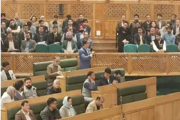 Srinagar: मीडिया विज्ञापन रोकना गलत कदम : तनवीर सादिक Srinagar: मीडिया विज्ञापन रोकना गलत कदम : तनवीर सादिक
