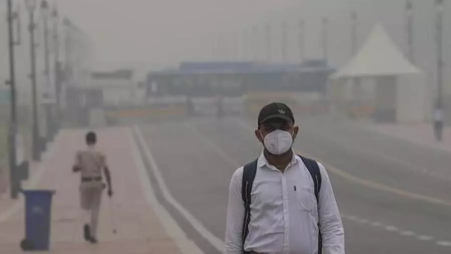 Delhi की हवा बहुत खराब हो गई है, शहर में धुंध और कोहरा छा गया है Delhi की हवा बहुत खराब हो गई है, शहर में धुंध और कोहरा छा गया है