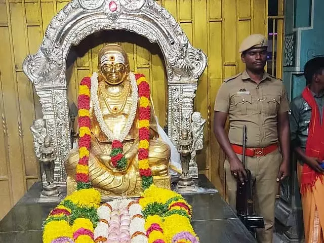Tamil Nadu : एडप्पादी पलानीस्वामी ने पसुमपोन मुथुरामलिंग थेवर स्मारक पर श्रद्धांजलि अर्पित की Tamil Nadu : एडप्पादी पलानीस्वामी ने पसुमपोन मुथुरामलिंग थेवर स्मारक पर श्रद्धांजलि अर्पित की