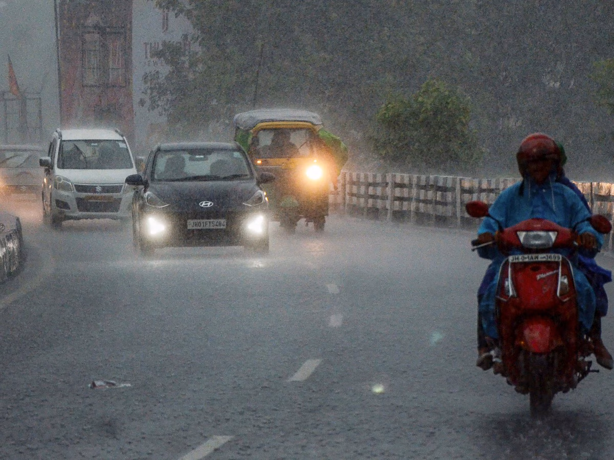 Ranchi: झारखंड में भारी बारिश की चेतावनी, मोंथा तूफान की एंट्री Ranchi: झारखंड में भारी बारिश की चेतावनी, मोंथा तूफान की एंट्री