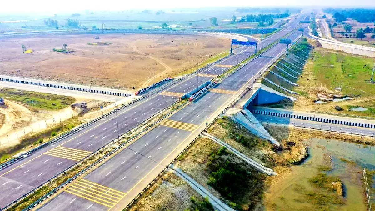 Lucknow: यूपी में विकास का नया दौर, एक्सप्रेसवे बने तरक्की का प्रतीक Lucknow: यूपी में विकास का नया दौर, एक्सप्रेसवे बने तरक्की का प्रतीक